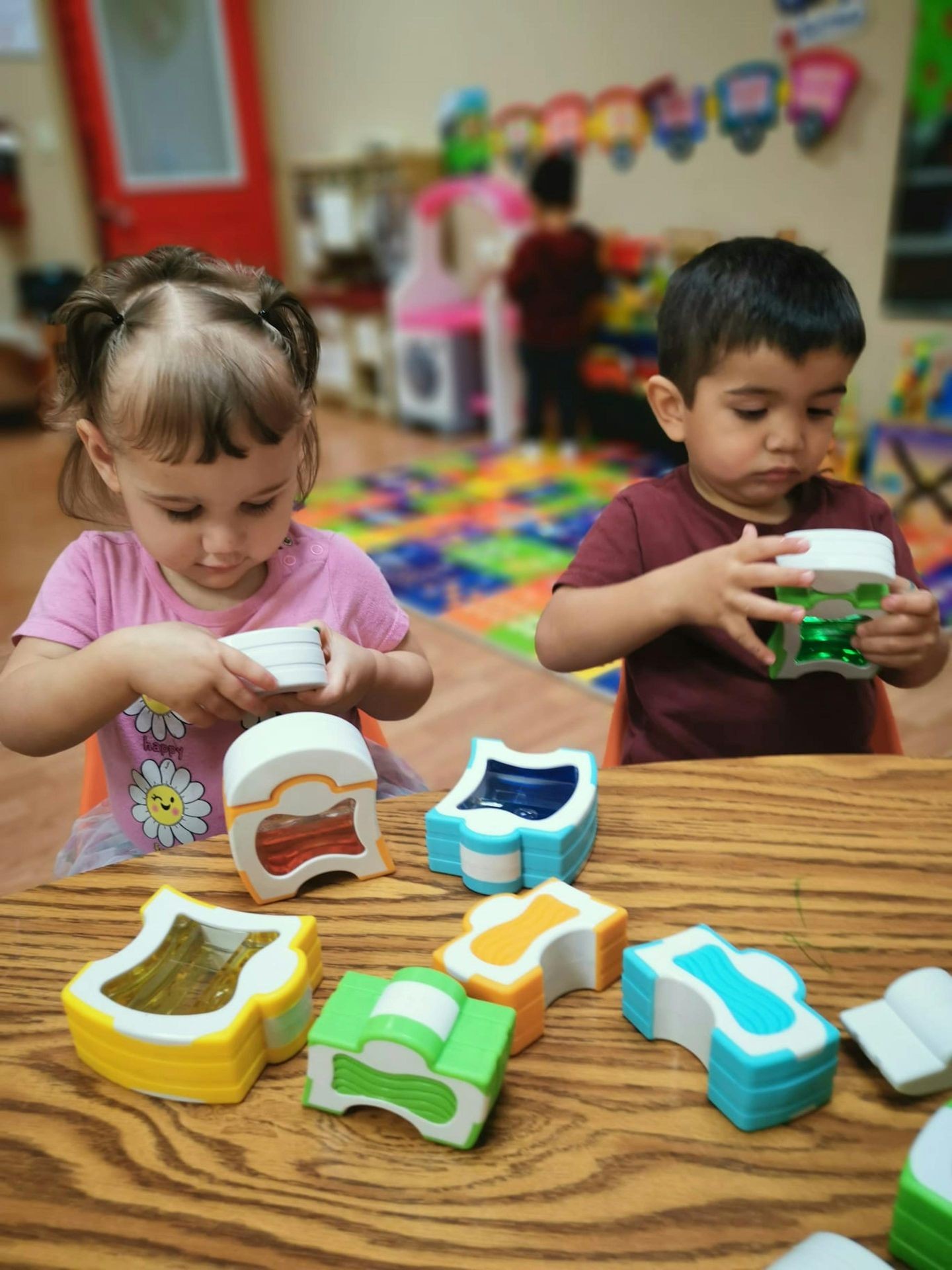 kids playing and having fun with puzzles at Language Arts Academy Creekside and The woodlands a Montessori Preschool